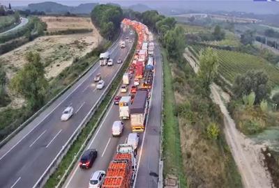 Retencions de més de 10 quilòmetres a l'AP-7 per un accident entre dos camions i diversos turismes a Subirats. ACN